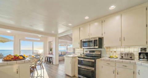 Wake up to a nice breakfast and coffee with ocean views..