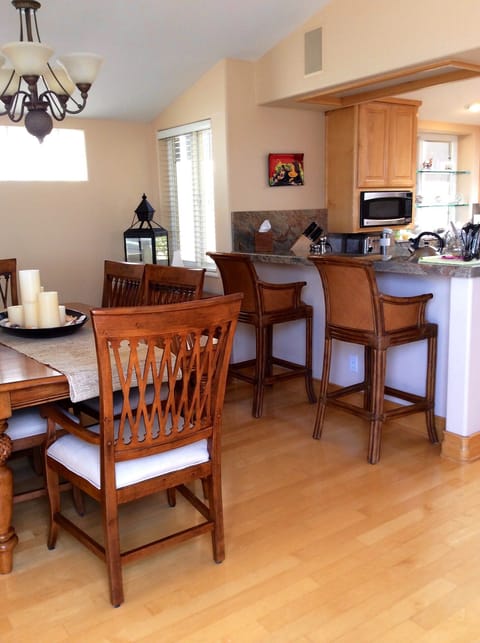 Dining Area / Breakfast Bar