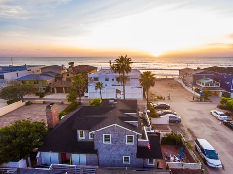 Grey House, steps to Sand