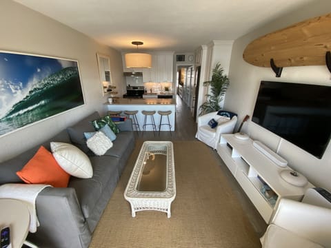 Family room with a view to the bay (behind the camera) 