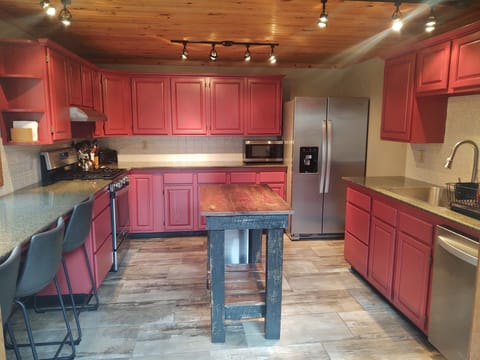 Full kitchen with everything you need!