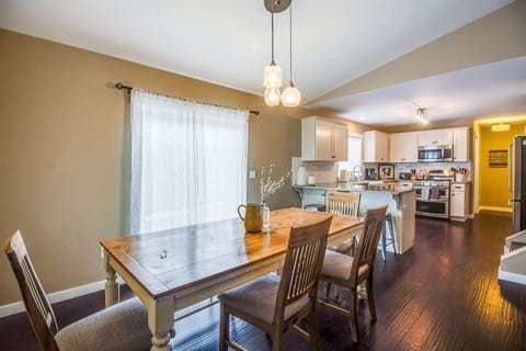 Open layout with beautiful finishes, relax and unwind.