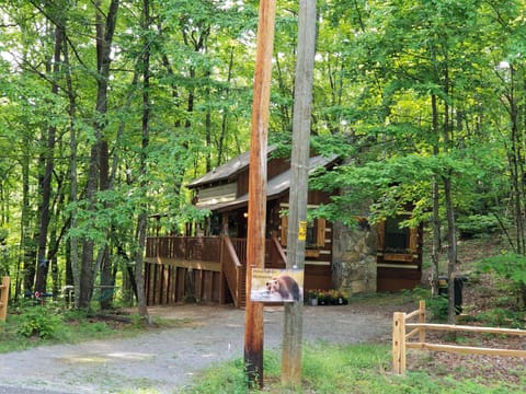 Enjoy the peace at Hibernation Hideaway, tucked away in the woods for PRIVACY