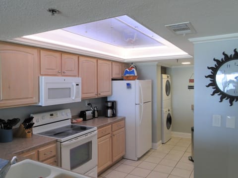Complete kitchen with all new appliances. Suspended skylight LED lights.