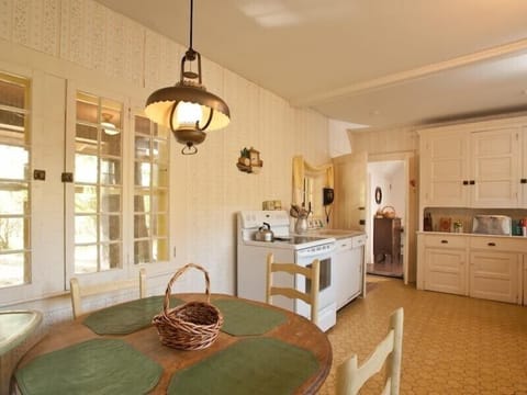 Country Kitchen, seats 4. Has dishwasher, microwave, toaster, blender and more