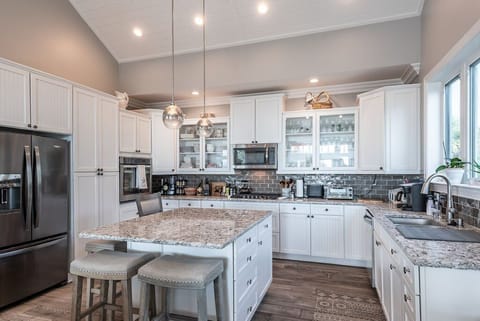 Fully equipped kitchen with island