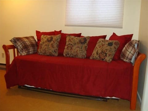 trundle bed for extra sleeping in upstairs bedroom