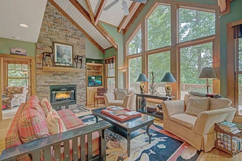 Living Room--- Cozy with Gas Log Fireplace