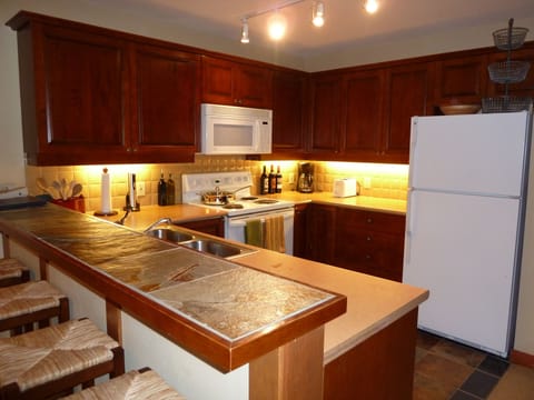 Full 'U' kitchen stocked with all the necessities to making cooking fun!