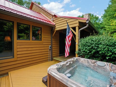 Red Roof Retreat--- Hot Tub