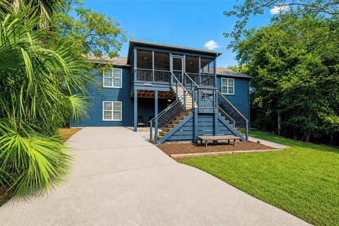 Welcome to Jangada Breeze, a beautifully refreshed island getaway on Folly Beach