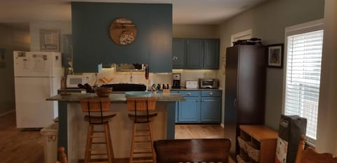 Kitchen area -2-seater bar