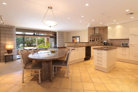 Space for 3 or 4 to eat inside or 6 can eat on the lanai.
