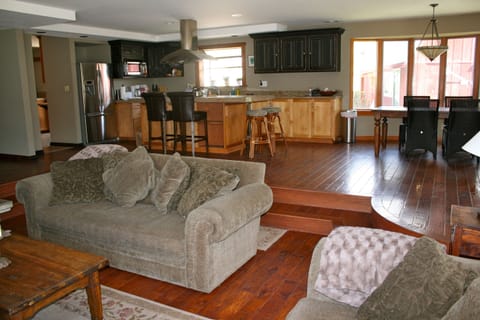 Livingroom, kitchen and dining area