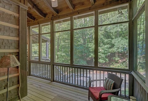 Screened in Porch Area--- Main Floor