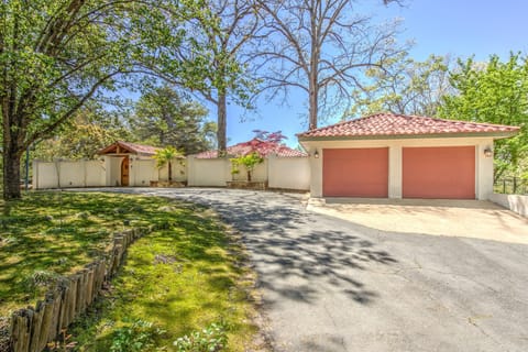 5,000 sq foot 5 bedroom/5 bath gated private villa on Lake Hamilton.