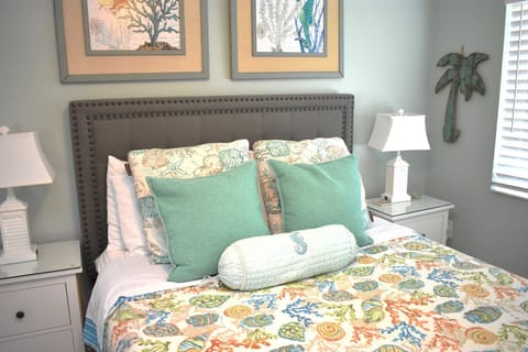 Lay-Z Liv-N 13 ~ Pool, updated, Beach = 1 block Apartment in Bradenton Beach