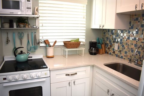 Lay-Z Liv-N 13 ~ Pool, updated, Beach = 1 block Apartment in Bradenton Beach