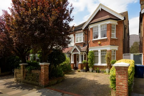 Beautiful Victorian Period 5 Bedroom House 