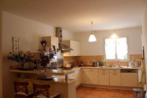 Fully Fitted Kitchen