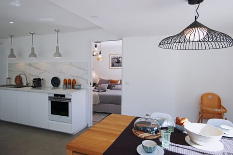 open kitchen, dining table 