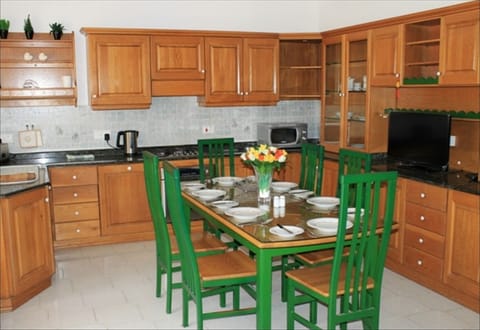 Villa Naxxar Malta - Fully equipped kitchen with A/C and more