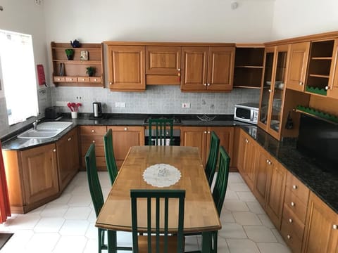 Villa Naxxar Malta - Fully equipped kitchen with A/C and more