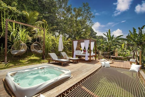 Outdoor spa tub