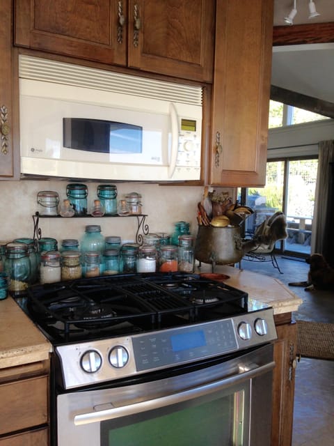 Gas stove, gas oven and a 2nd electric oven.