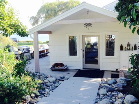 The entrance tot he living room. 