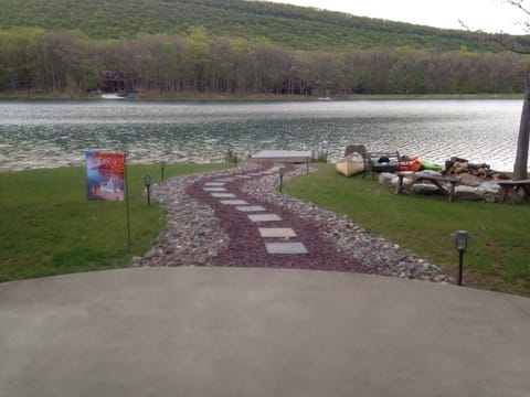Walk out to lake and fire pit- enjoy kayaks, etc  and lake living !