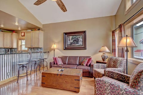 Comfy Living Room w/ Vaulted Ceilings, Dining Area, Counter Bar & Gas Fireplace