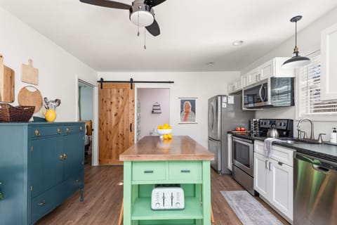 Full equipped kitchen and dining space. 