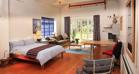 Main studio 30 ft long with its own private entrance.