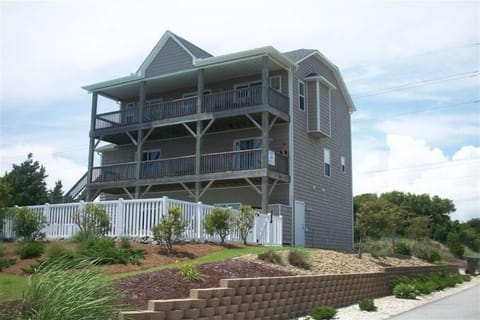 Positioned for wonderful ocean views, private pool