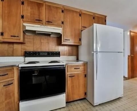 Large fridge and full stove for large families
