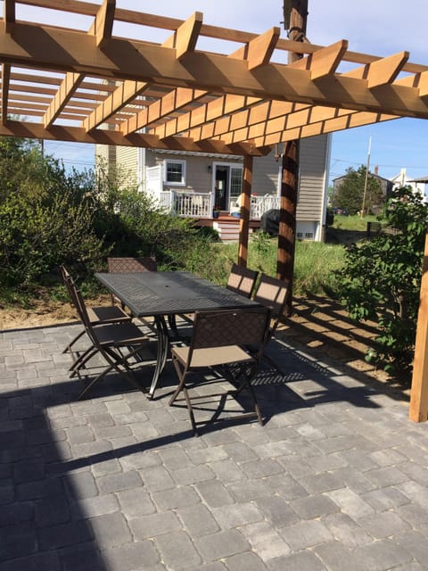 Outdoor pergola and eating area