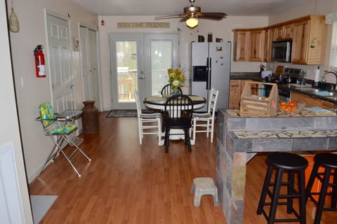 Eat in, fully equipped kitchen 