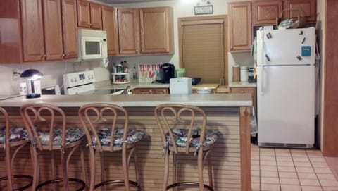 Kitchen and Breakfast Bar