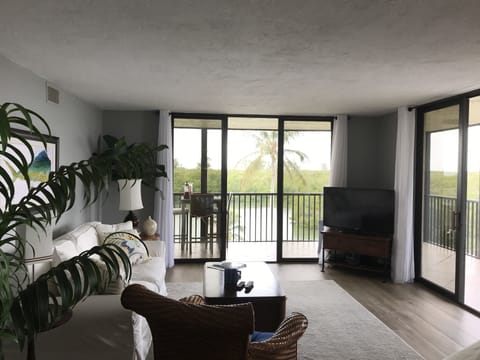 Living area with wraparound lanai