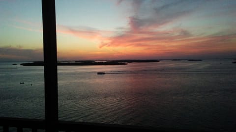 Viewing paradise sunsets over bay & preserve islands from lanai !