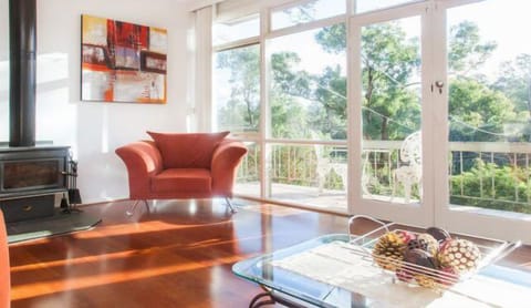 Eltham Retreat - Warm & Bright Home