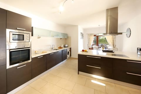 Extensive, fully-equipped kitchen and breakfast seating