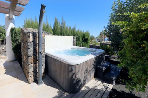 Jacuzzi with multiple jet strengths, lighting and temperature to suit everyone