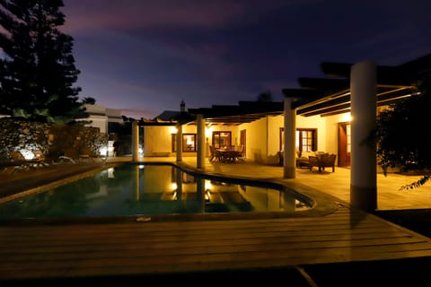 Evening @ Miraflores pool side