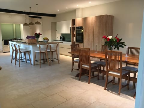 Open plan kitchen/dining