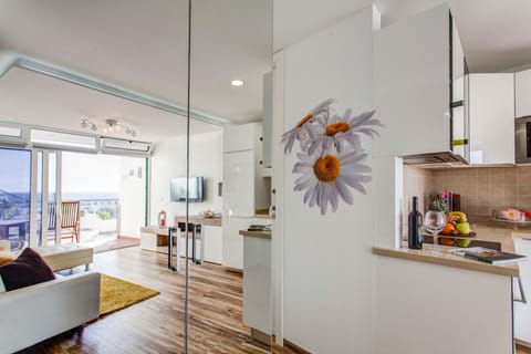 COMFORTABLE SIZED APARTMENT WITH LOTS OF LIGHT