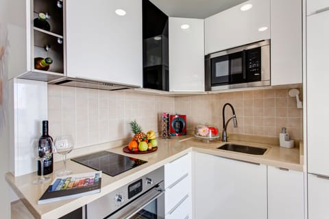 FULLY EQUIPPED KITCHEN WITH MICROWAVE, OVEN, COFFEE MACHINE AND KITCHEN UTENSILS