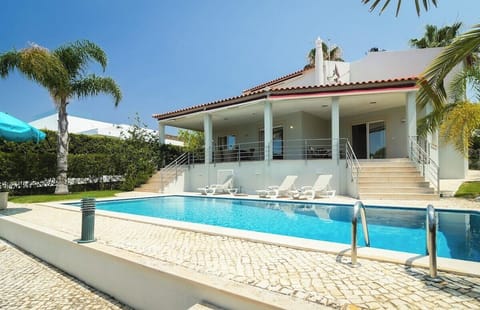 Private pool and sun terrace with loungers — Villa Sara, holiday villa in Loulé
