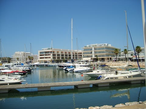 View of the Gil Eanes building from the Avenida dos Descobrimentos